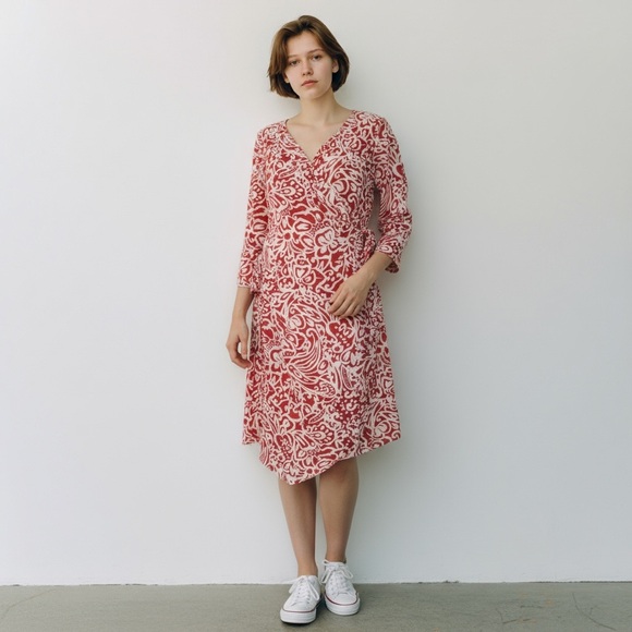 ANTONIO MELANI Dresses & Skirts - Antonio Melani Elegant Red and White Wrap Dress size 6 used